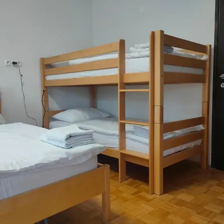 Hiša za goste And Na Poljani