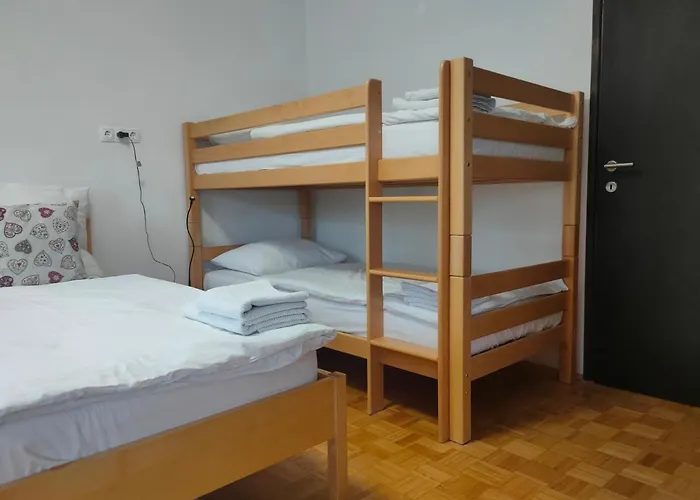 Hiša za goste And Na Poljani